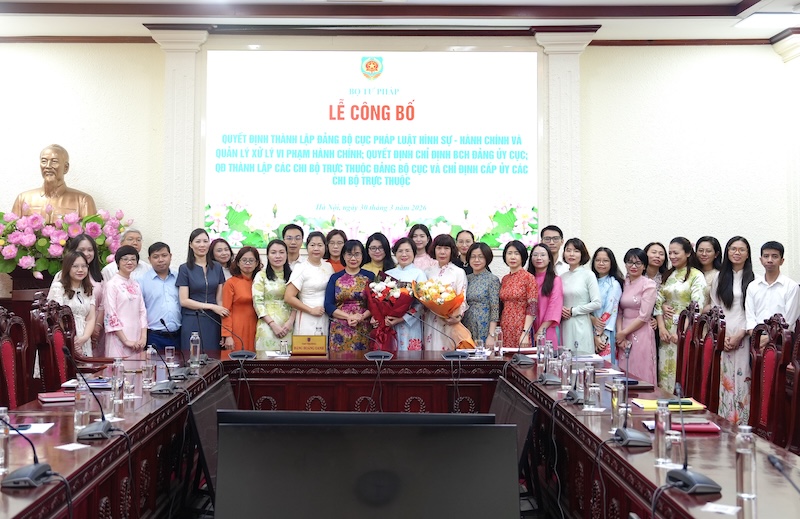 Trao quyết định thành lập Đảng bộ cơ sở Cục Pháp luật hình sự - hành chính và Quản lý xử lý vi phạm hành chính